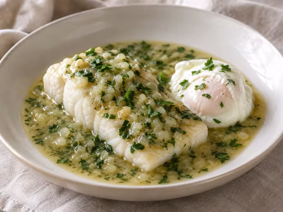 Merluza en salsa verde con huevo escalfado, plato terminado