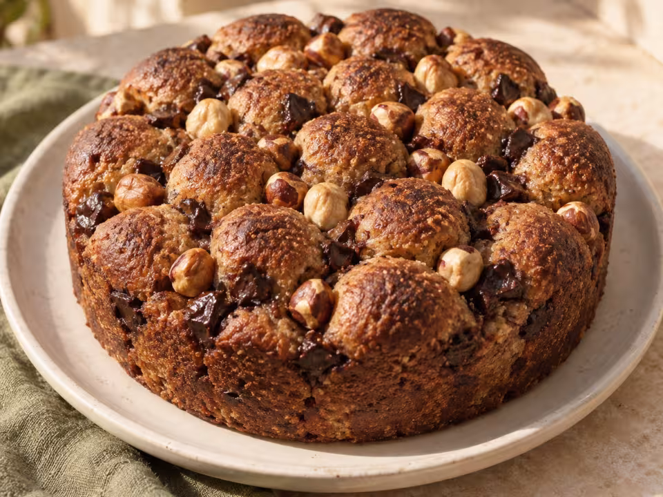 Tarta de avellana con chocolate y aroma de anís servido