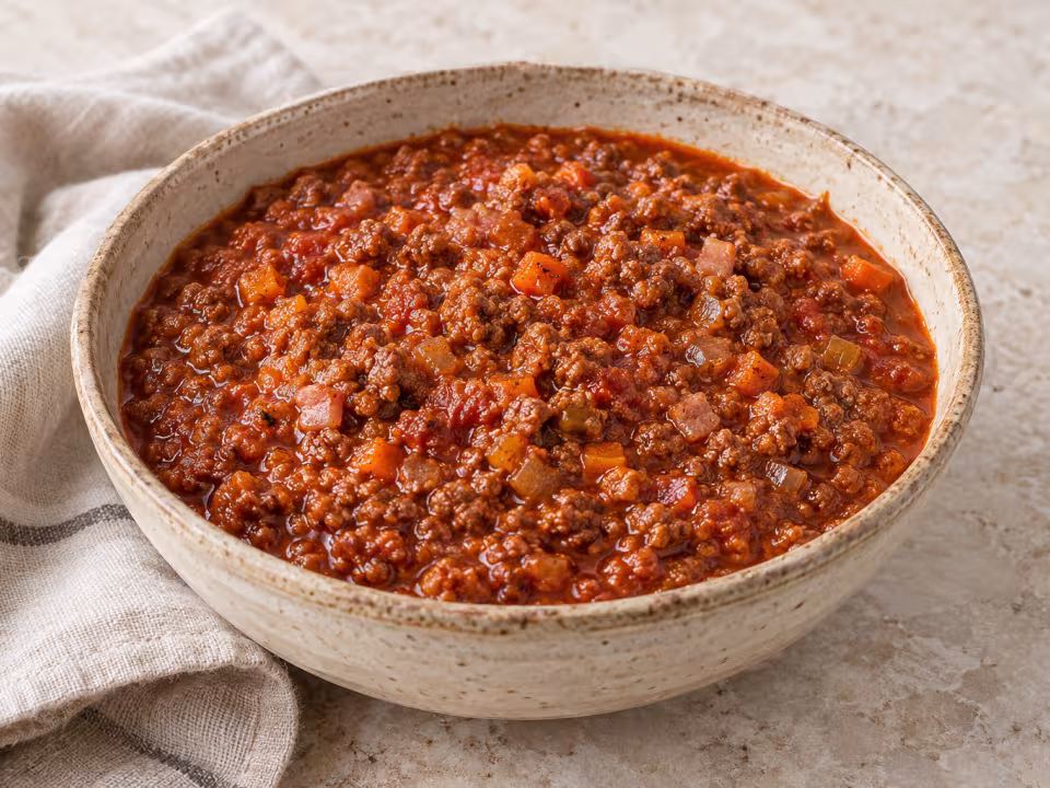 Salsa boloñesa de ternera en un cuenco de cerámica