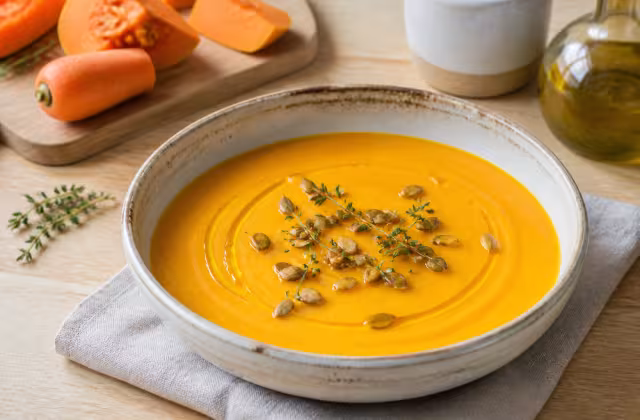 Crema de calabaza y zanahoria con almendras tostadas y tomillo