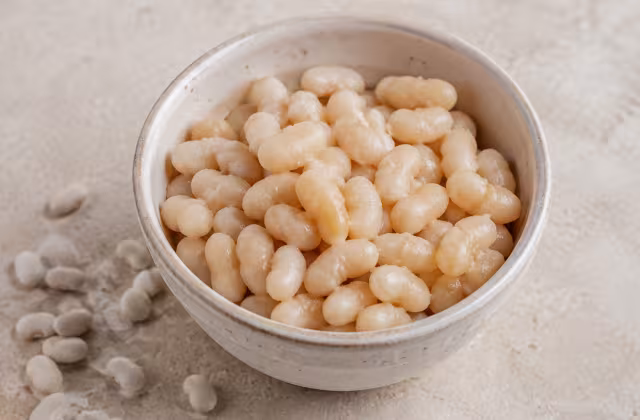 Mild white beans with a creamy texture, sold dried or ready-cooked.