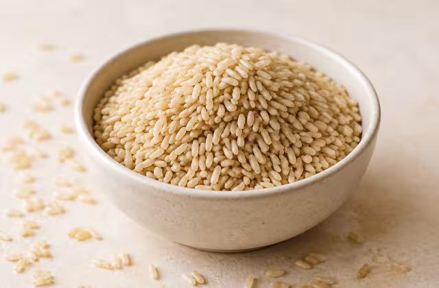 Arroz de grano entero con sabor ligeramente tostado y textura firme.