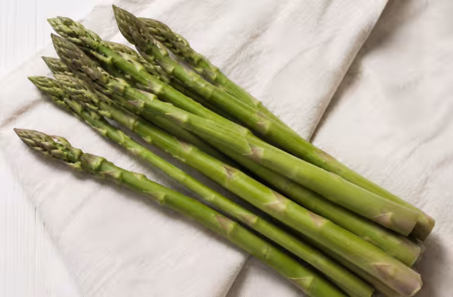 Brotes verdes tiernos de sabor vegetal y ligeramente amargo, muy adecuados para cocciones breves.