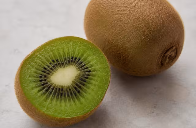 Fruta de pulpa verde, fresca y ligeramente ácida, rica en vitamina C.
