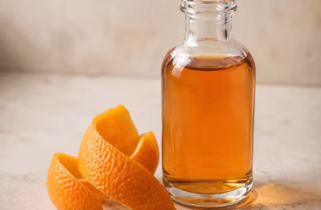 Licor aromático elaborado con piel de naranja, usado en pequeñas cantidades en repostería.