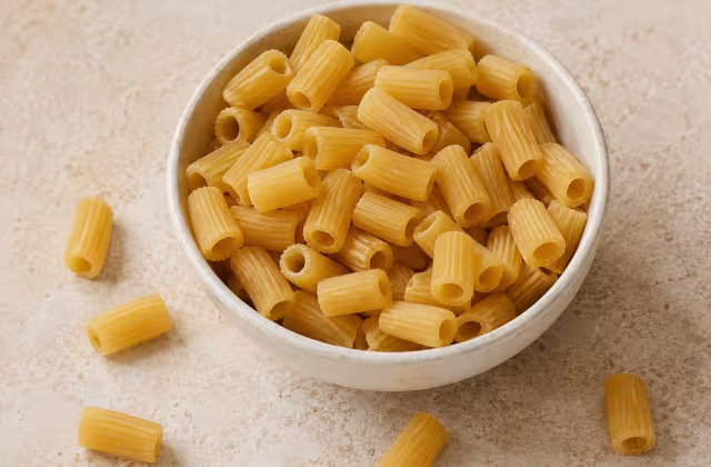 Pasta seca tubular que retiene bien salsas espesas y gratinados.