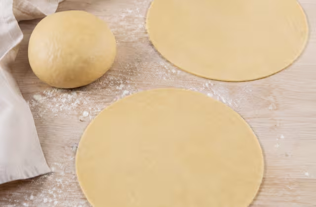 Masa flexible de harina, agua, aceite y levadura pensada para bases y tapas de empanada.