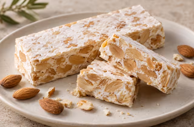 Turrón de Alicante sobre superficie de cocina, sin preparar