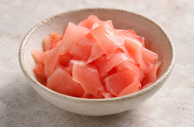 Jengibre encurtido sobre una superficie de cocina, sin envase