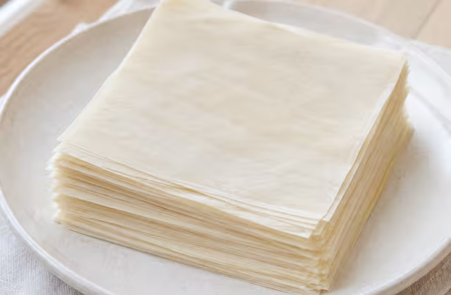 Hojas cuadradas finas de masa de trigo, elásticas en crudo y crujientes al cocinarse.