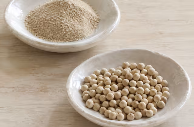 Semilla madura de pimienta sin la capa exterior, de aroma cálido y picante limpio.