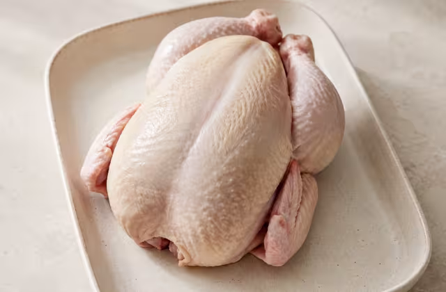 Pollo entero fresco, apropiado para asar y obtener carne jugosa con piel crujiente.