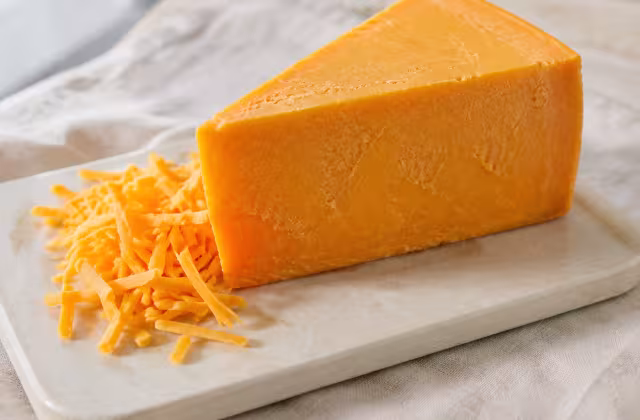 Queso de pasta firme y sabor que va de suave a intenso, excelente para fundir.