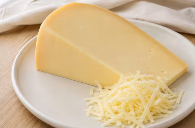 Queso neerlandés de pasta semidura, sabor suave y excelente capacidad de fundido.