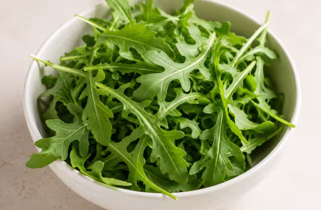 Hoja tierna de sabor picante y ligeramente amargo.