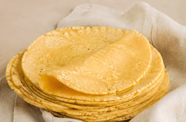 Tortilla fina de maíz nixtamalizado para tacos y aperitivos.