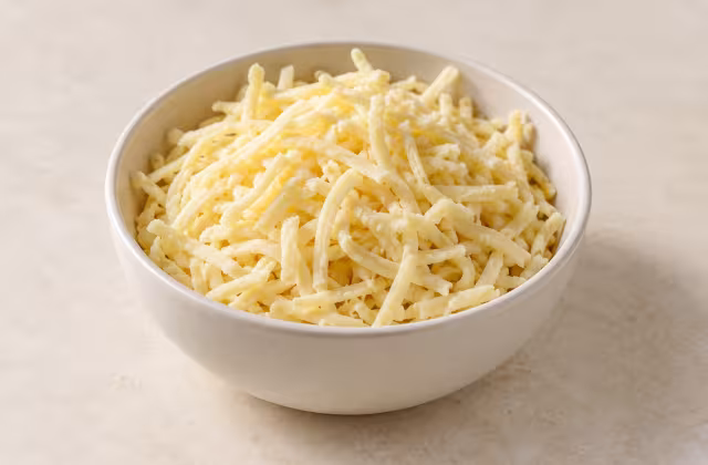 Queso vegano rallado presentado como ingrediente