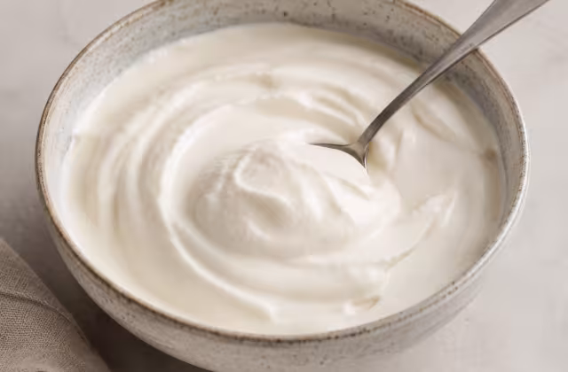 Yogur espeso y cremoso, útil para salsas frescas y marinados.