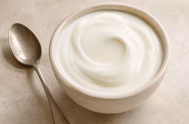 Yogur sin aromatizar, de acidez suave y textura cremosa.